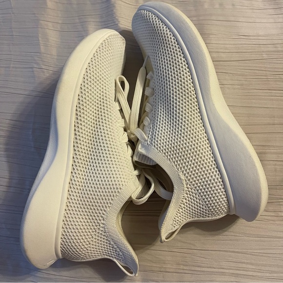 Vivaia Urban mesh sneakers off white beige slip on size 40 US women 9, men 7.5 - Picture 9 of 12